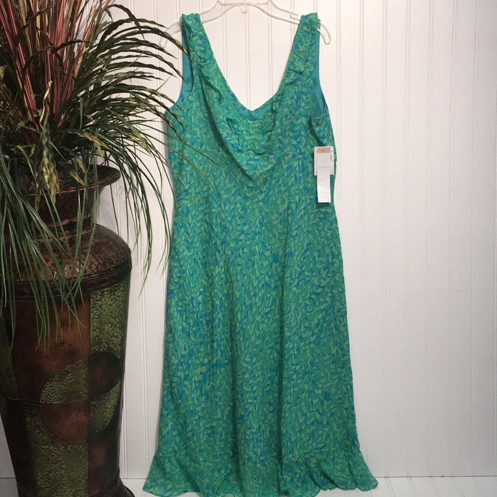 Maggy London PETITES  size 12 dress
💯 SILK NWT